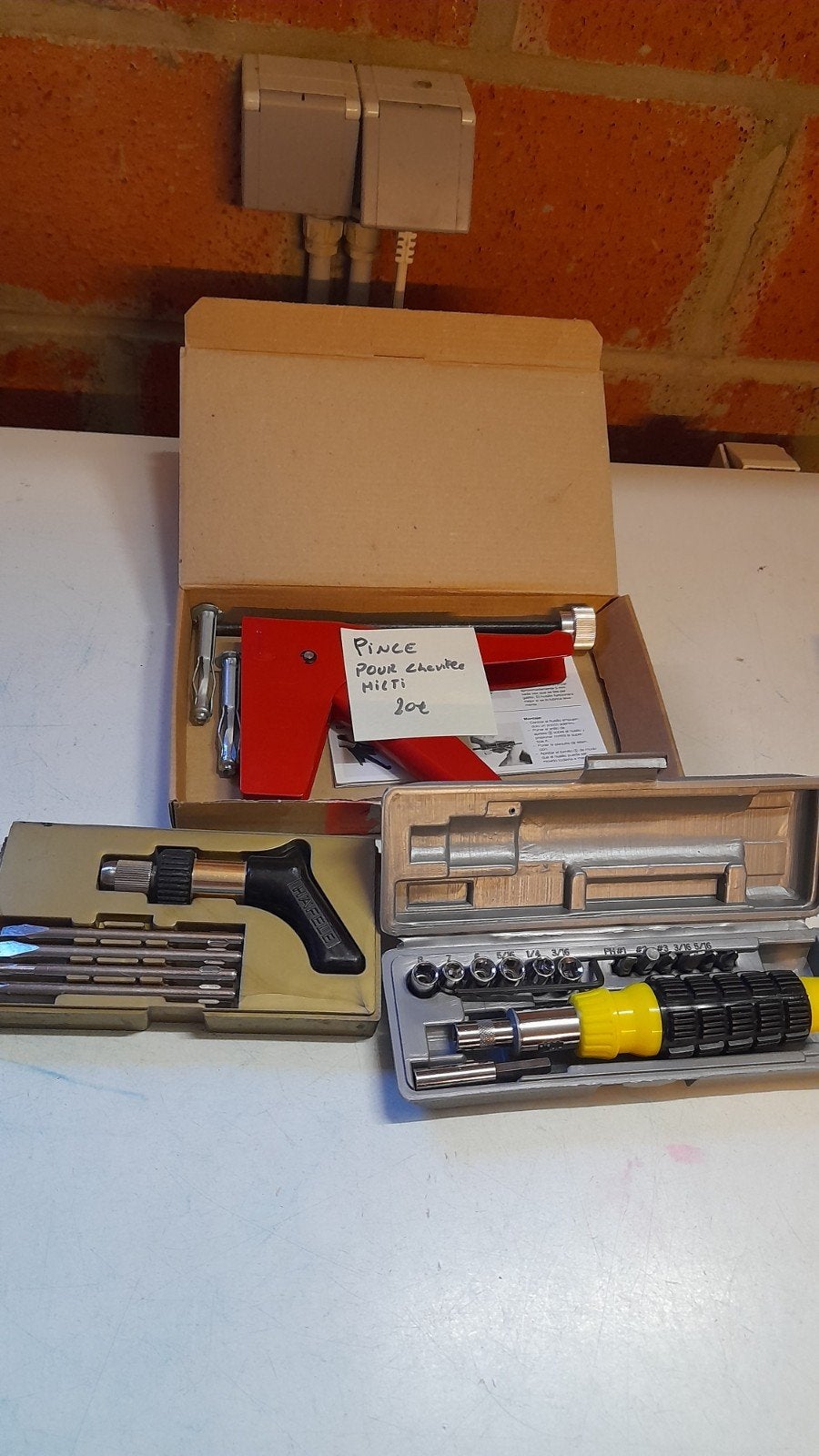 3 coffrets : pince /cheville Hilti ,tournevis a cliquet, Enlèvement