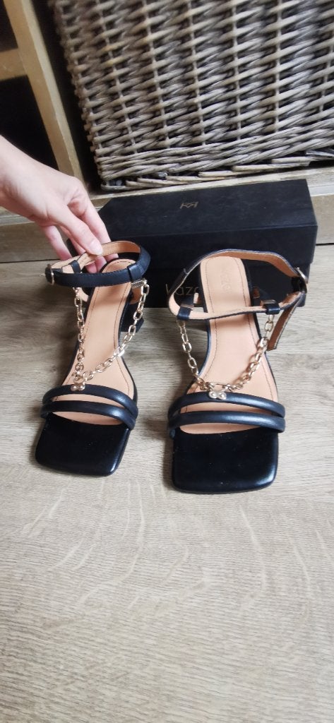 Lederen pumps met gouden ketting - Kazar, Kleding | Dames, Pumps, Zwart, KAZAR, Ophalen of Verzenden
