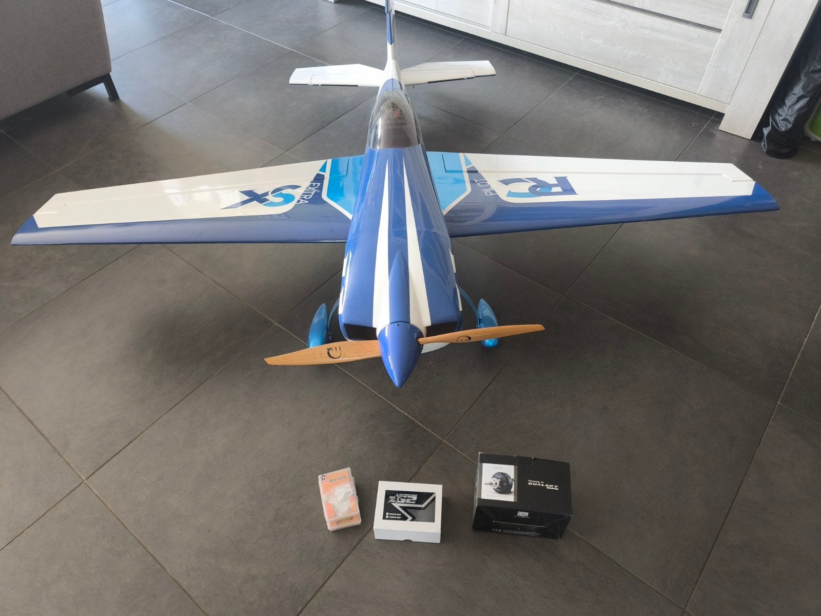 Nieuwe pilot RC extra 330sx lees adv goed, Ophalen
