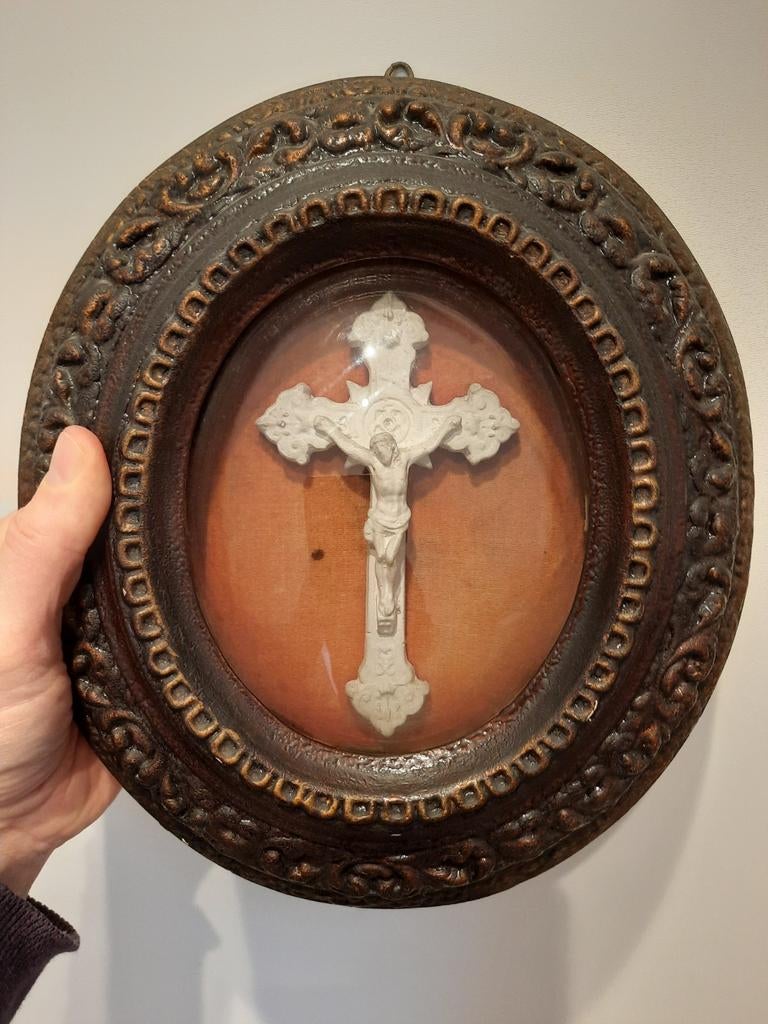 Oud kruisbeeld in steen, opgehangen in plaaster en glaswerk, Antiek en Kunst, Ophalen of Verzenden