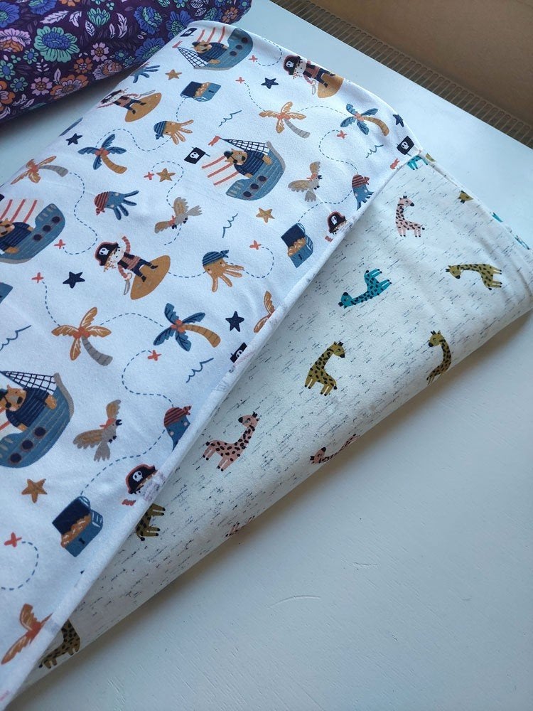 5645) Total 2 mètres tissu tricot pirate + girafe, Neuf, Coton, 120 cm ou plus, 200 cm ou plus