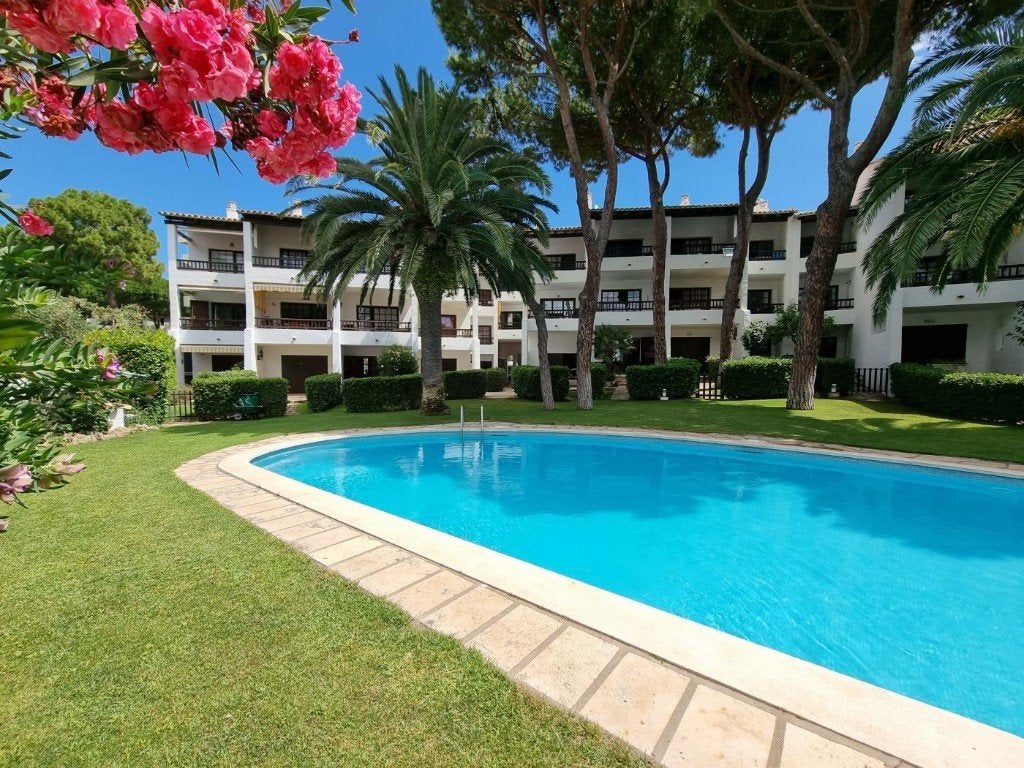 Aanbieding Pueblo Pinos La Escala 15 -08 - 29-08 € 525,- pw, Vakantie, Vakantiehuizen | Spanje, Costa Brava, Appartement, Dorp