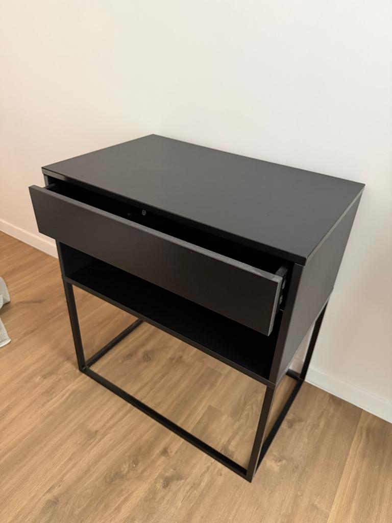 Twee zwarte ikea nachtkastjes met metalen onderstel en lade, Huis en Inrichting, Slaapkamer | Nachtkastjes, Ophalen, Zo goed als nieuw