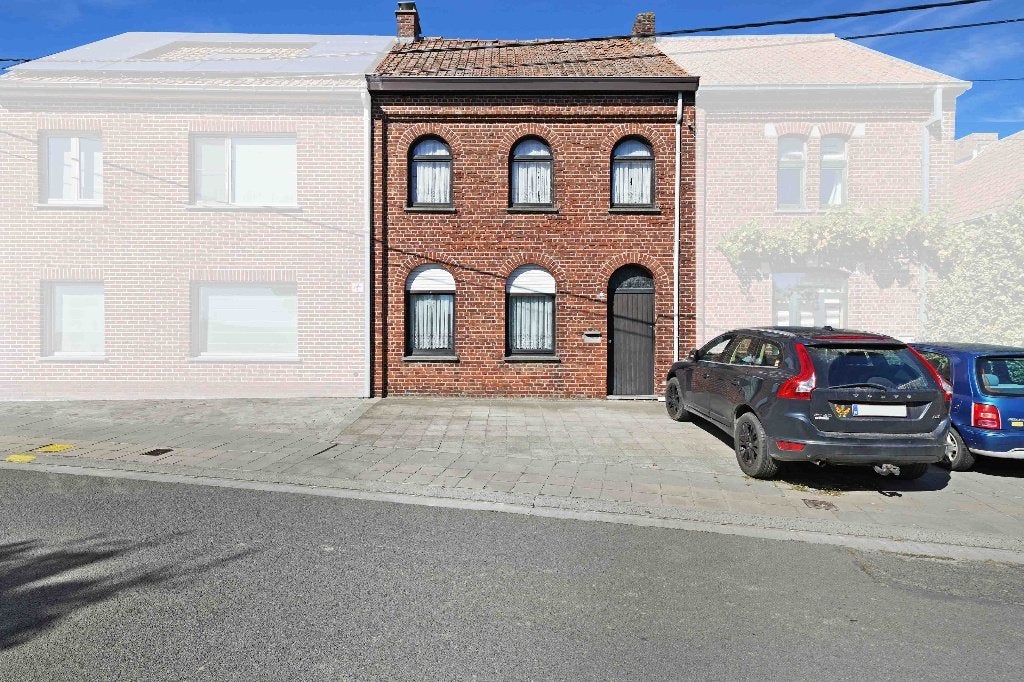 Large maison mitoyenne à rénover avec accès arrière, Maison 2 façades, 424 kWh/m²/an, 55592 kWh/an, 200 à 500 m²