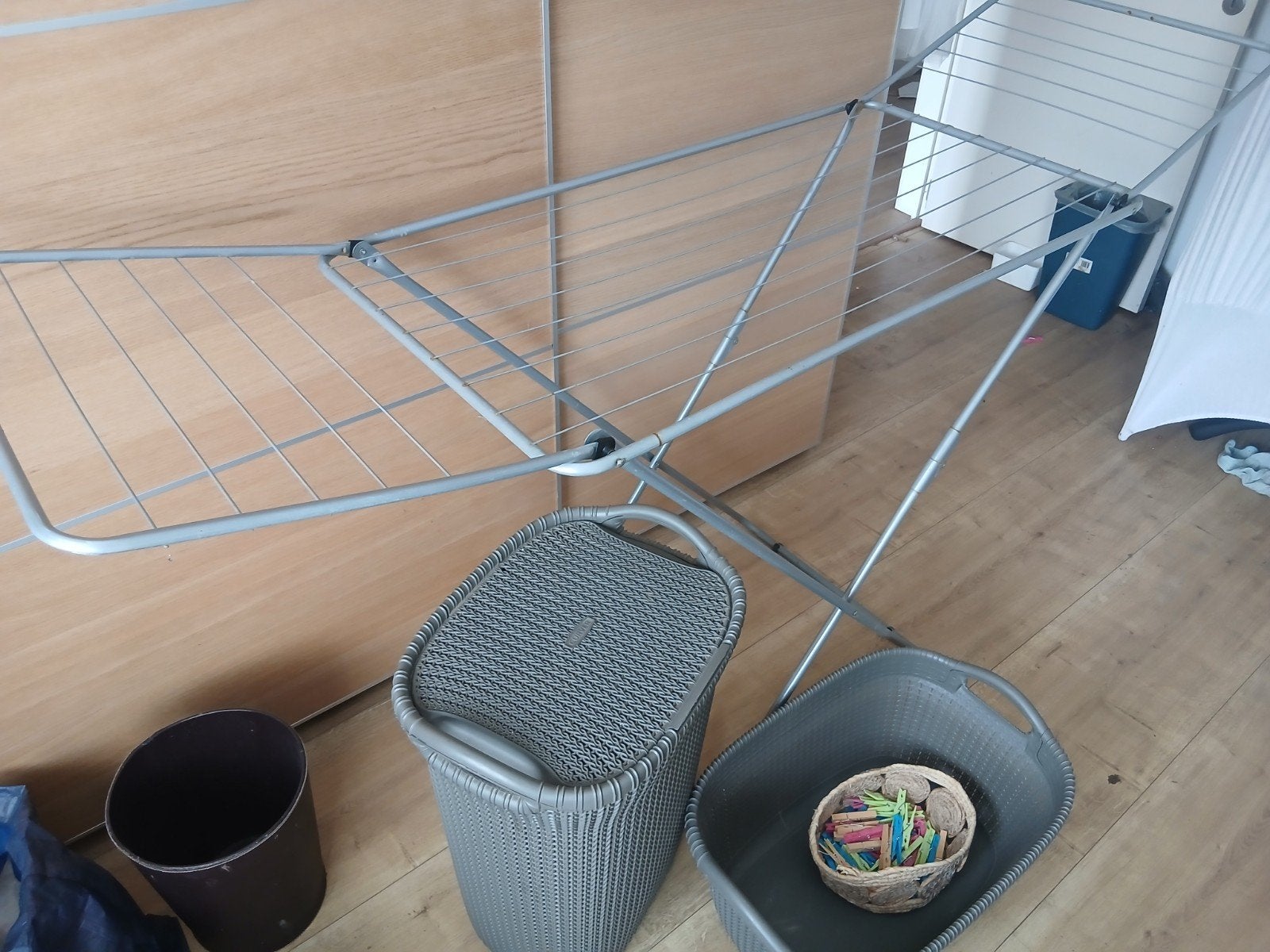 Wasrekje met wasmanden, Ophalen