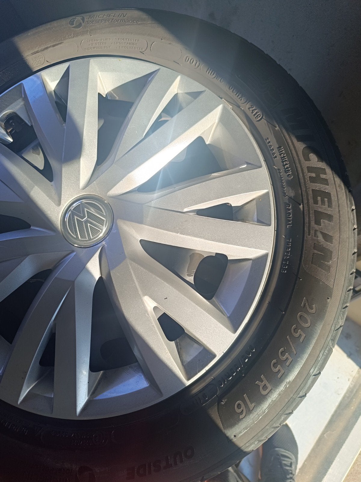 Pneus et jantes d'origine vw 16 pouces