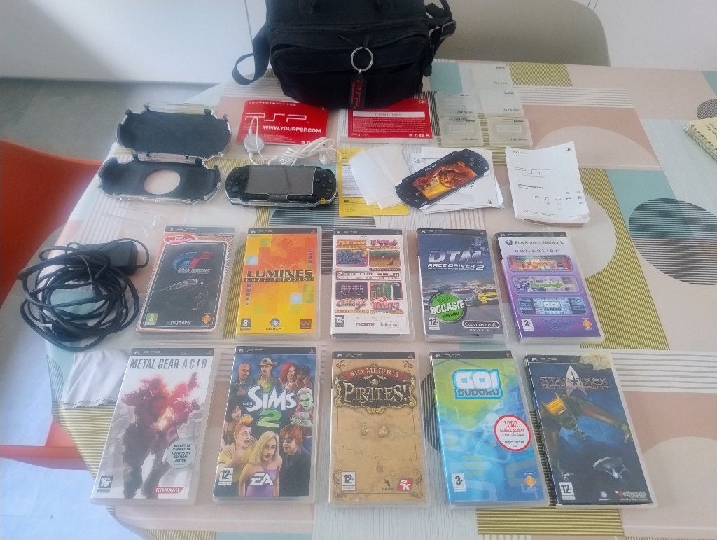 Sony PSP, Games en Spelcomputers, Spelcomputers | Sony PSP, Met games, Zwart, Ophalen of Verzenden, Zo goed als nieuw
