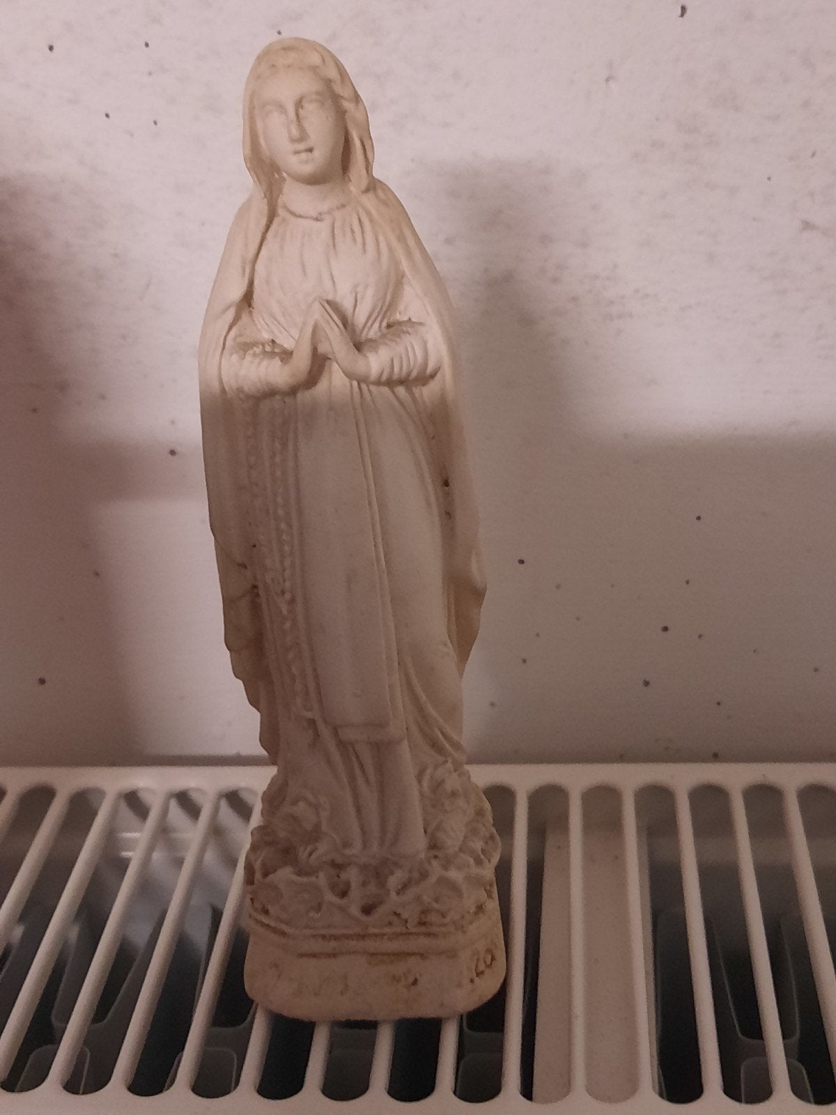 Figurines religieuses, Enlèvement