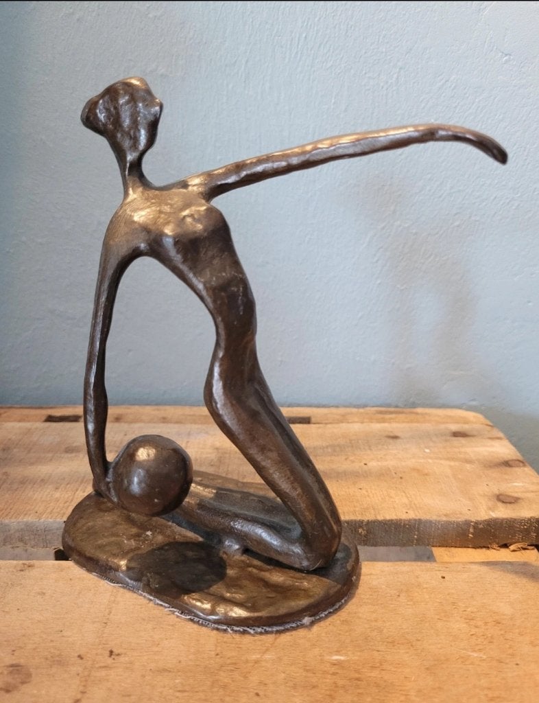Brons beeldje turnster met bal, Ophalen of Verzenden, Brons