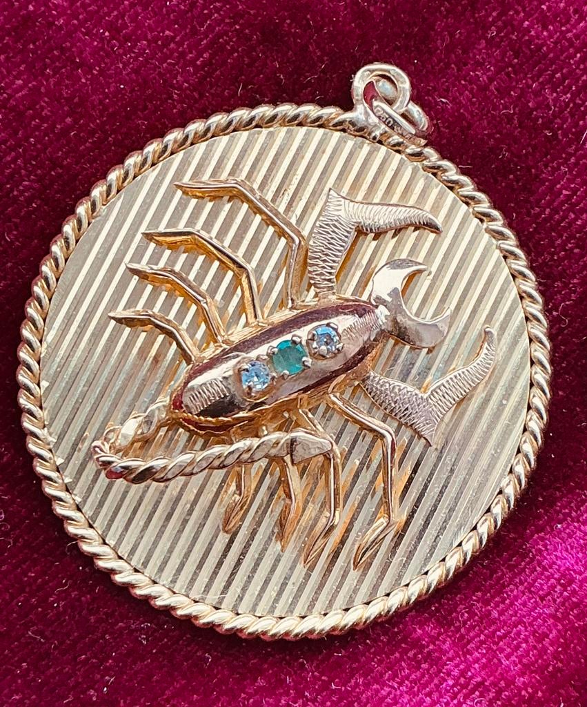 Super Médaillon Scorpion en or 18K–émeraude & diamants –12 g, Or, Utilisé, Croix ou Symbole, Avec perle