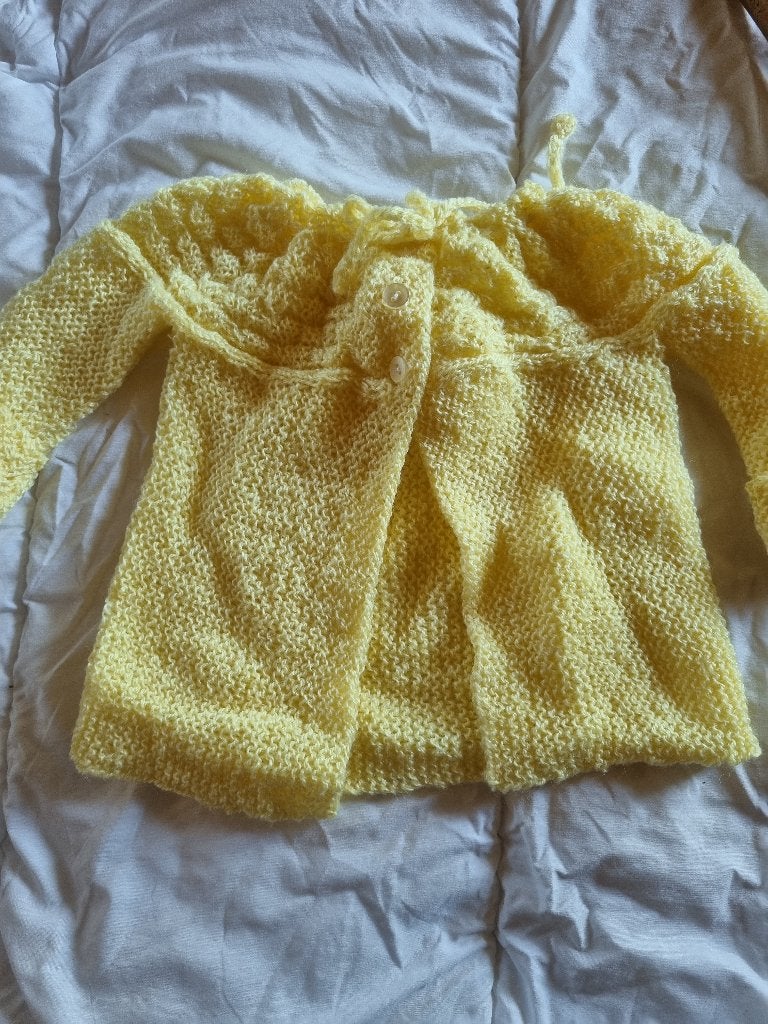 Gebreid vestje voor baby - handgemaakt, Kinderen en Baby's, Babykleding | Maat 62, Handgemaakt, Nieuw, Ophalen of Verzenden, Truitje of Vestje