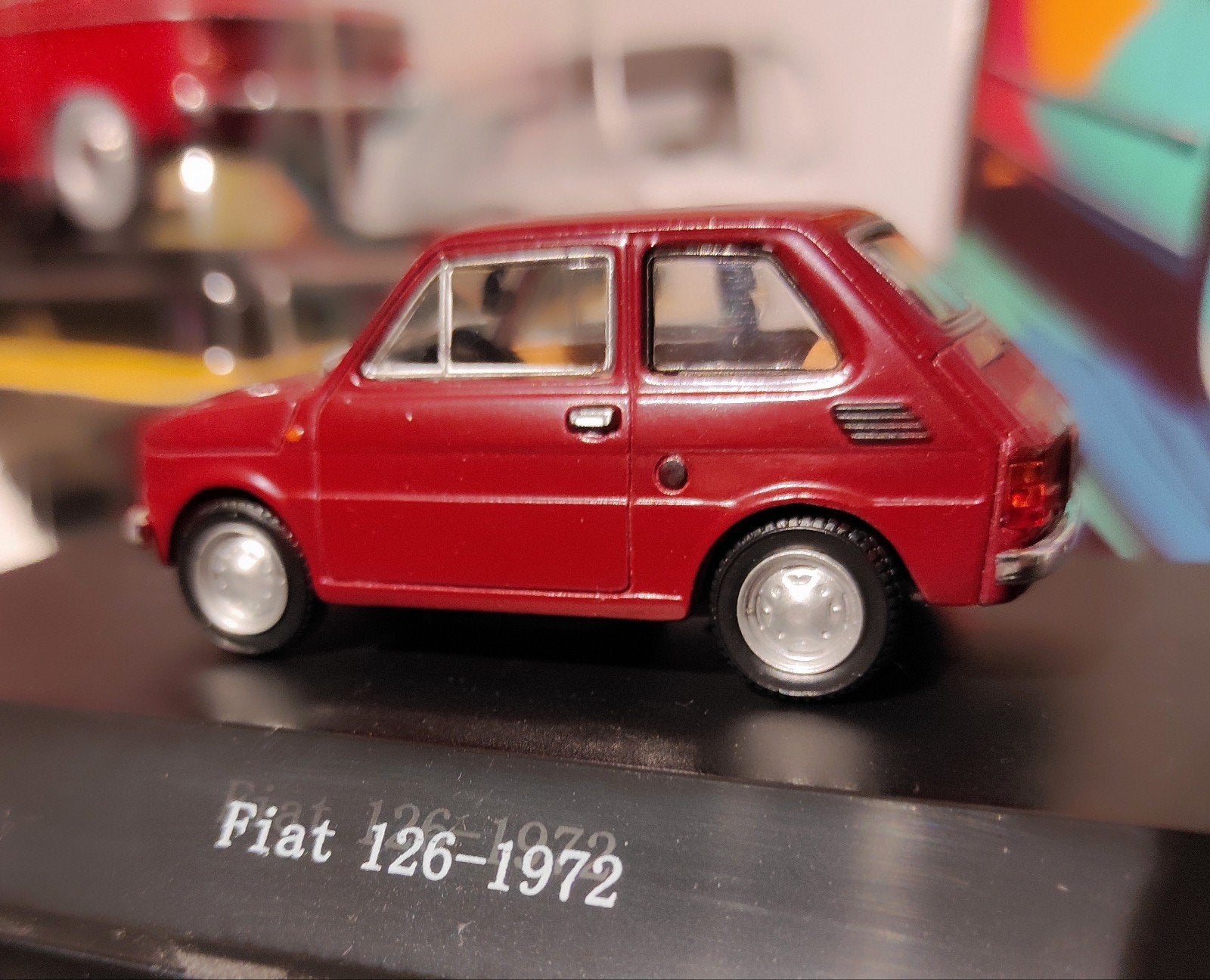 Fiat 126 bordeaux 1972 1:43 dans boîte de présentation, Hobby & Loisirs créatifs, Voitures miniatures | 1:43, Starline, Enlèvement ou Envoi