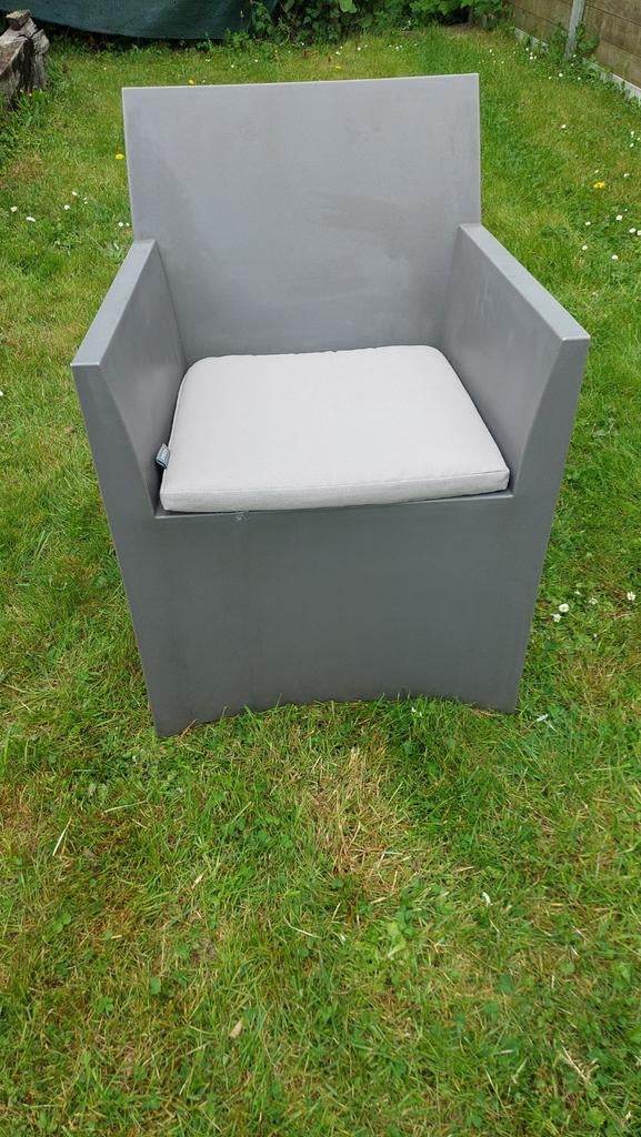 Chaise de jardin moderne d'aspect béton avec coussin — desig, Jardin & Terrasse, Chaises de jardin, Enlèvement ou Envoi
