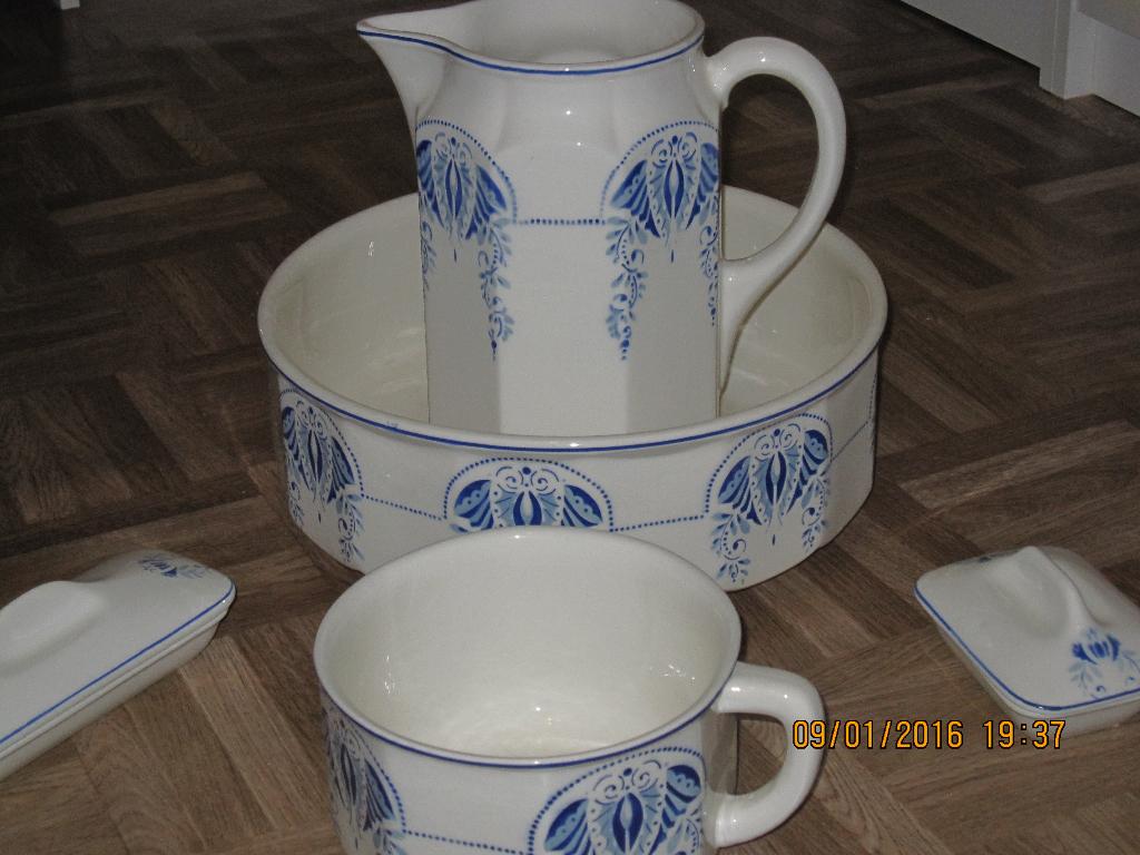 Necessaire de toilette en faïence de Tchécoslovaquie., Enlèvement ou Envoi