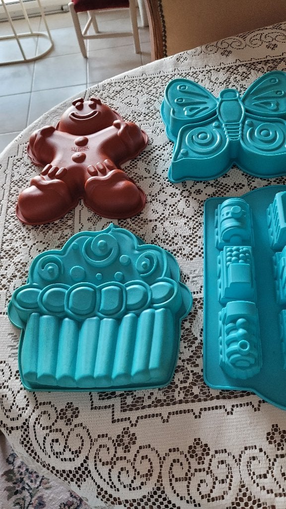 moules en silicone gâteau-4 différents modéles, Enlèvement ou Envoi, Comme neuf, Moule