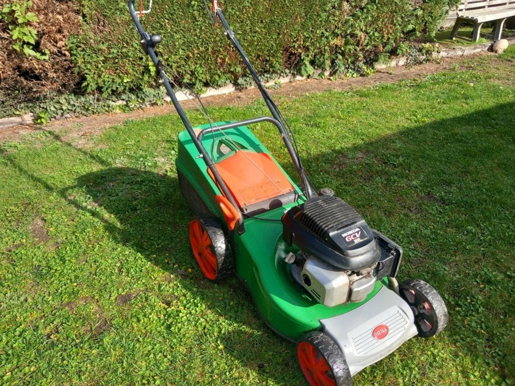 benzine grasmaaier zelftrekker van HONDA GCV 135 + onderhoud, Enlèvement ou Envoi, Tondeuses à gazon à essence, 40 à 49 cm, Utilisé