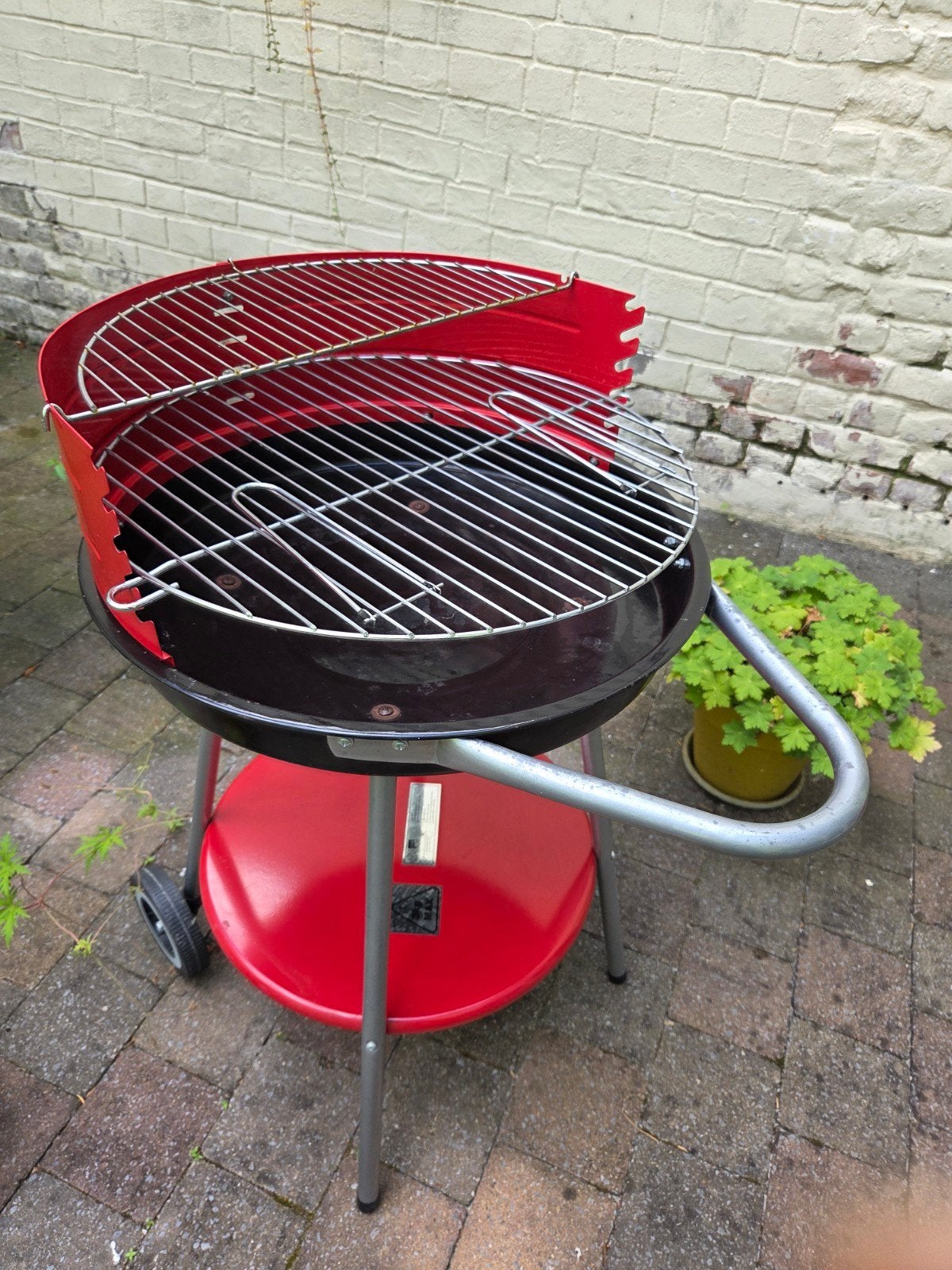 Houtskoolbarbecue, rond, rood en zwart, op wielen, Ophalen