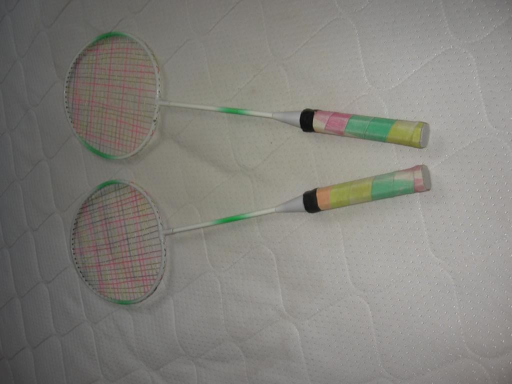 2 vintage badmintonrackets in regenboogkleuren., Sport en Fitness, Ophalen of Verzenden, Gebruikt, Racket(s)