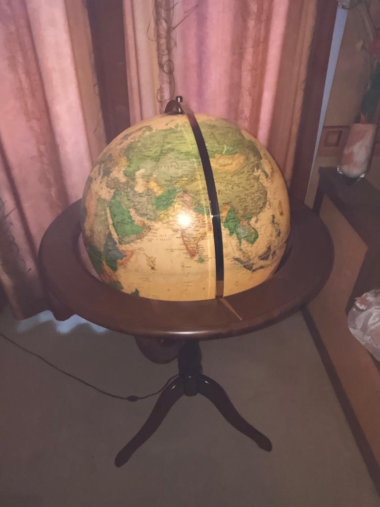 PRESTIGIEUZE LICHTGEVENDE WERELDBOL MASSIEF HOUTEN ONDERSTEL, Ophalen, Verlicht, Zo goed als nieuw