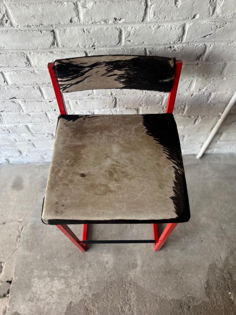 Chaise haute style bar – revêtement peau de vache (vachette), Avec repose-pieds, 2 tabourets, Enlèvement, Utilisé