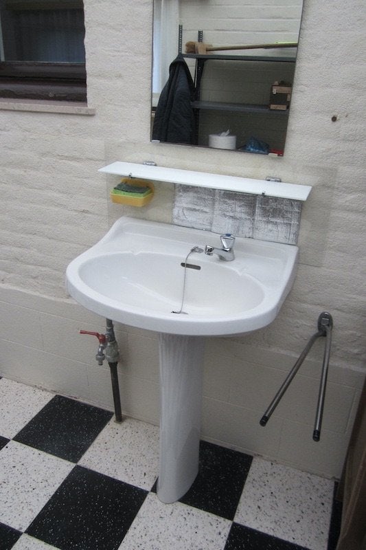 lavabo op voet en tablet in porselein, met spiegel, Enlèvement, Utilisé, Lavabo