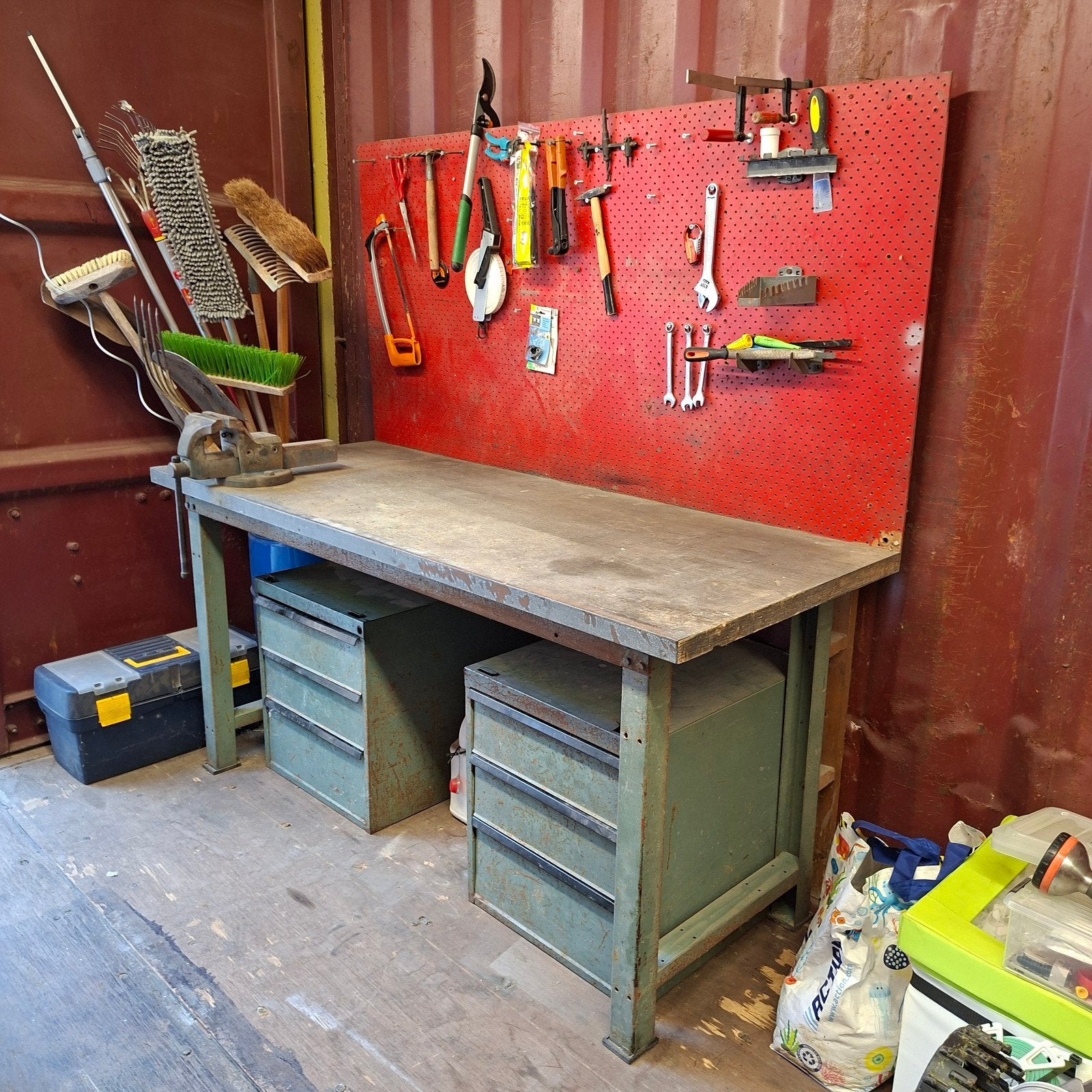 Établi industriel, blocs de tiroirs, étau et tableau à outil, Bricolage & Construction, Enlèvement, Utilisé, 170 cm ou plus, Étau