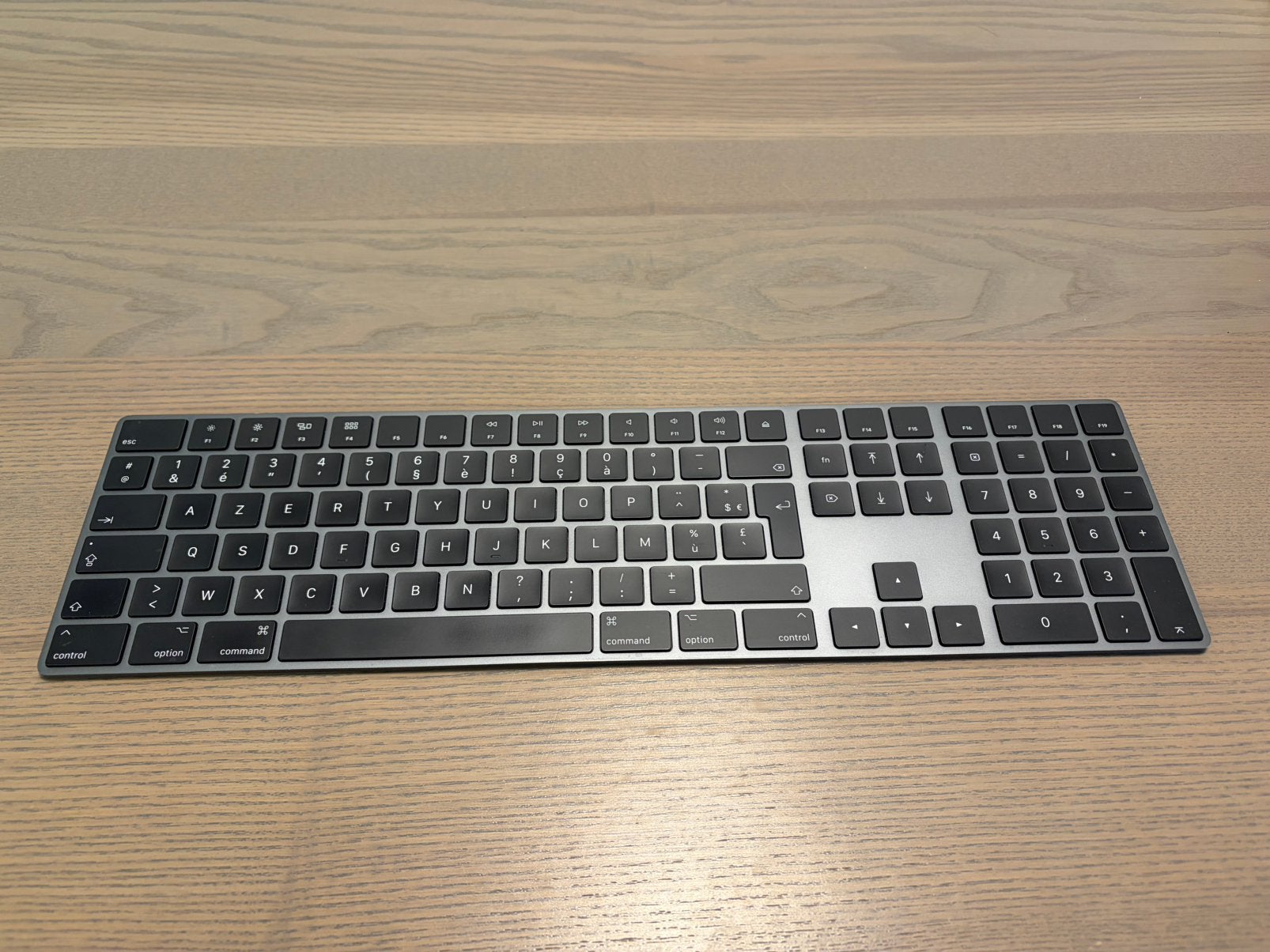 Apple Magic Keyboard numeriek – spacegrijs AZERTY + doos, Computers en Software, Ophalen, Azerty, Zo goed als nieuw, Draadloos