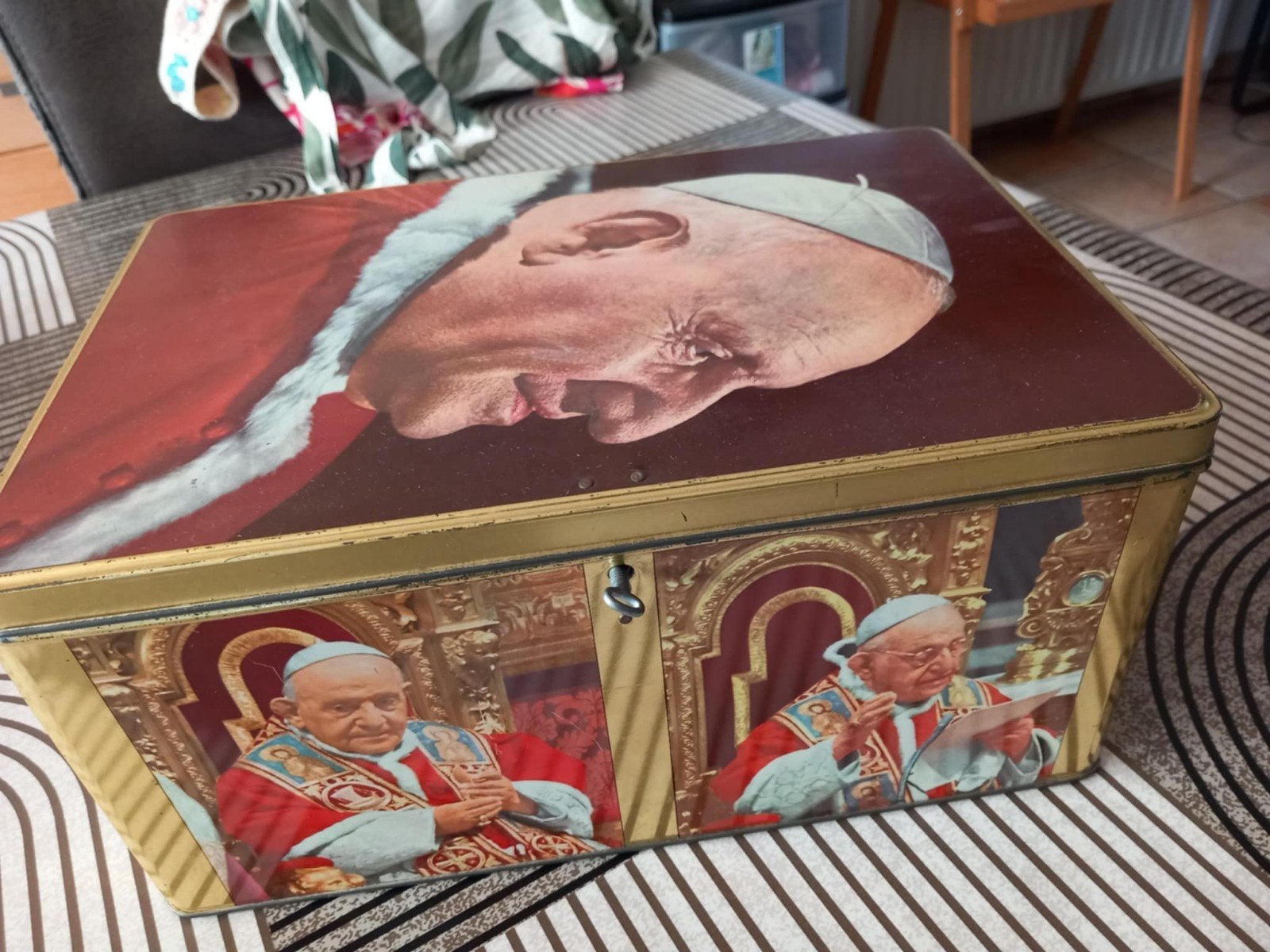 Boîte Métallique effigie du pape Jean XXXIII, Enlèvement