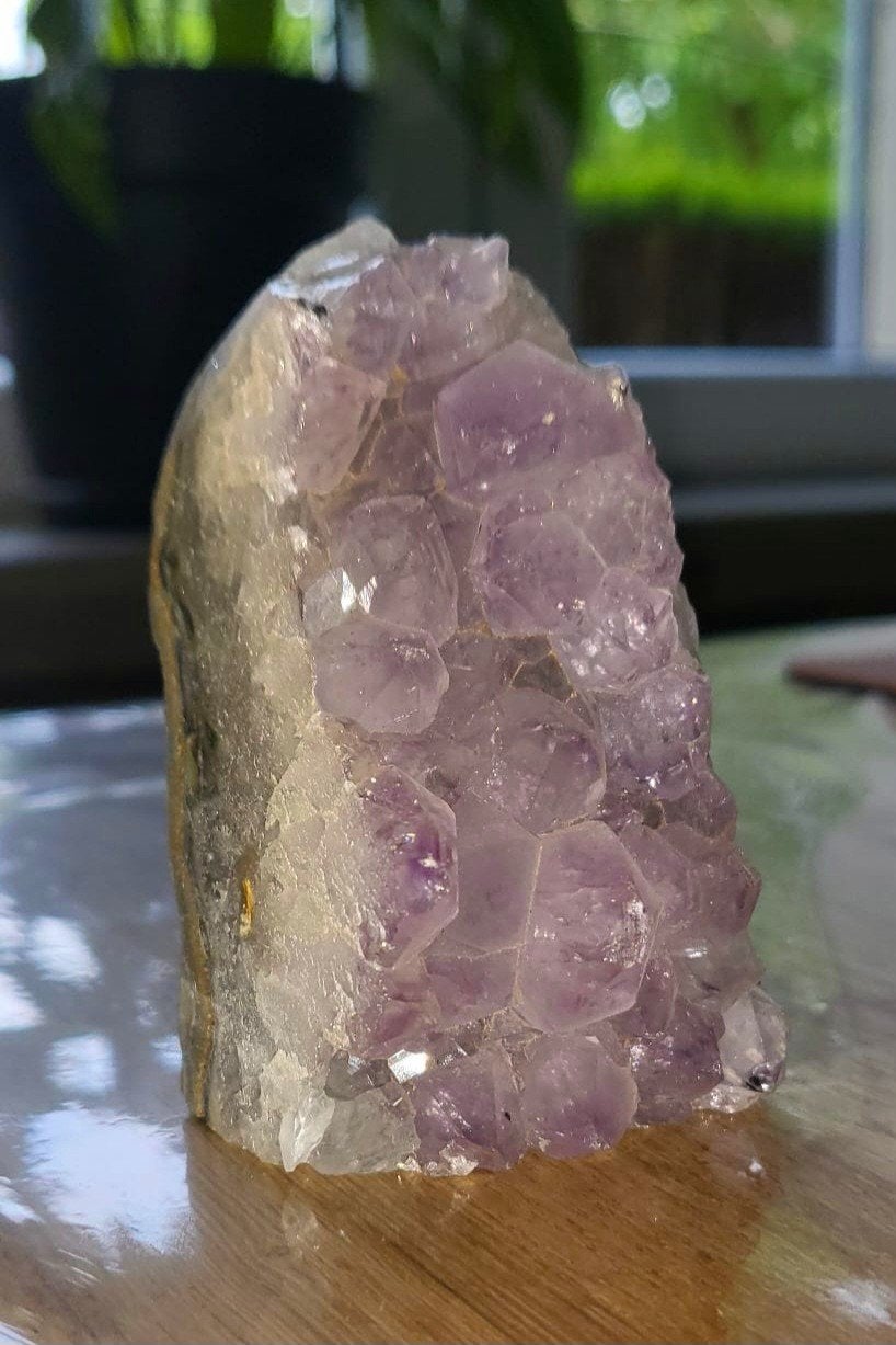 Amethist cluster op natuurlijke matrix,lichtpaarse kristalle, Ophalen of Verzenden