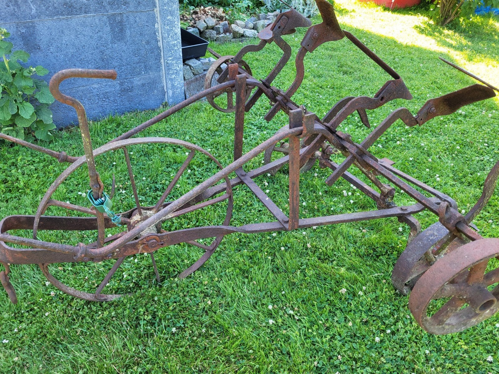 Ancienne charrue, Enlèvement