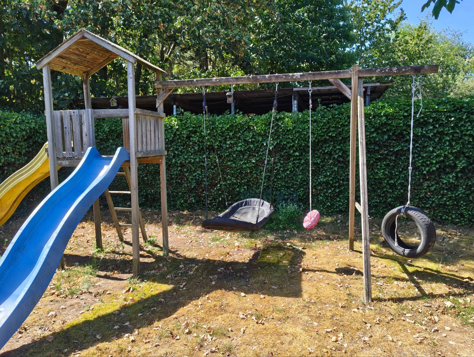Titel: Groot houten speeltoestel met 2x glijbaan+3x schommel, Kinderen en Baby's, Speelgoed | Buiten | Speeltoestellen, Ophalen