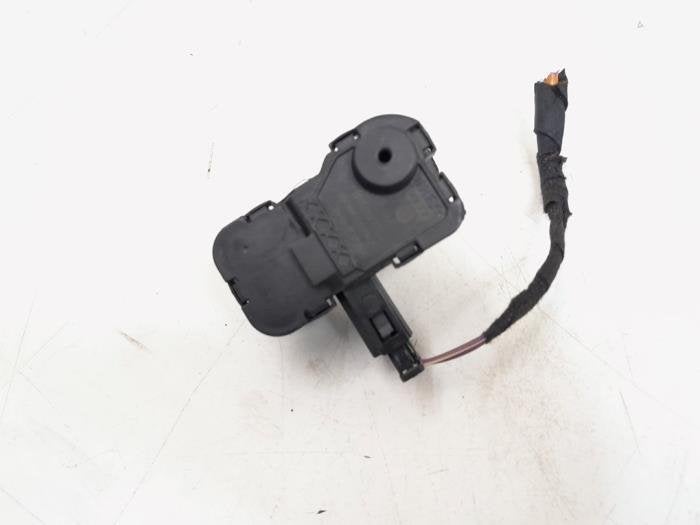 Moteur de verrouillage clapet réservoir d'un Volkswagen Pol, Autos : Pièces & Accessoires, Volkswagen, -, 3 mois de garantie, Utilisé
