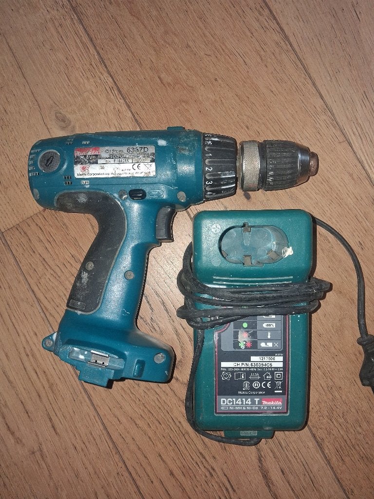 Makita 6337D schroefboormachine 14.4V + lader, Gebruikt, Variabele snelheid, Ophalen of Verzenden, Boor- en Schroefmachine