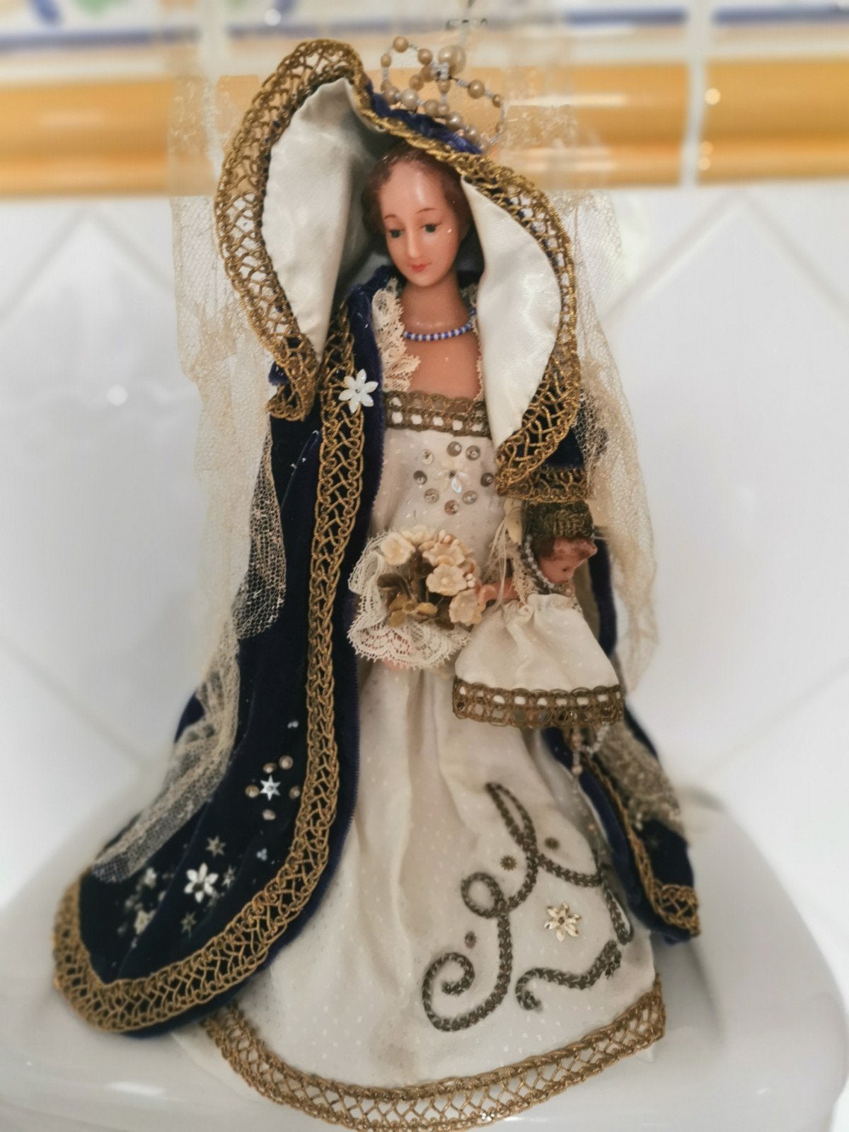 Très ancienne statue de Marie avec l'enfant Jésus, Enlèvement ou Envoi