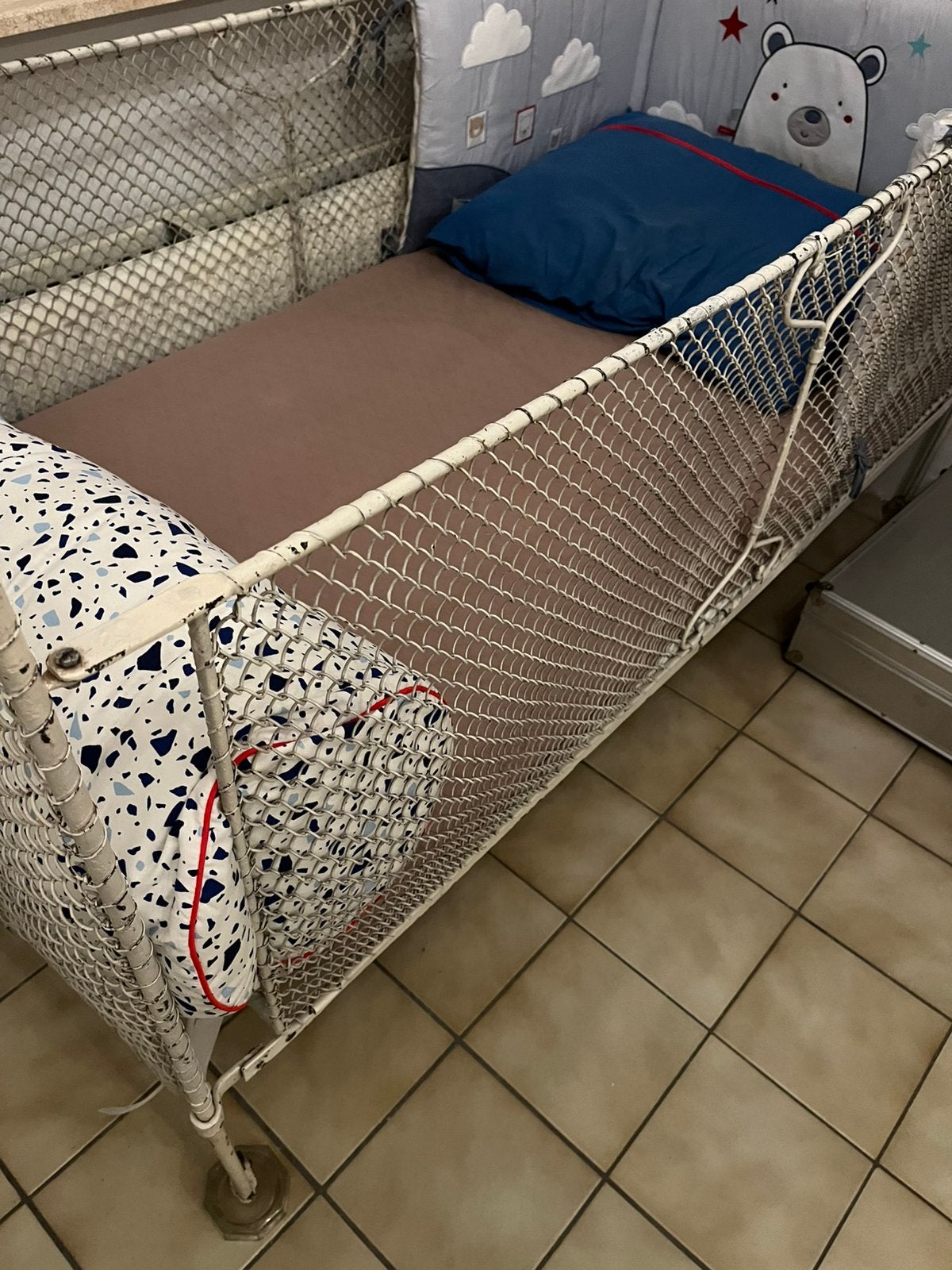 Antiek ijzeren bed  met glasblokken onder de wielen, Ophalen