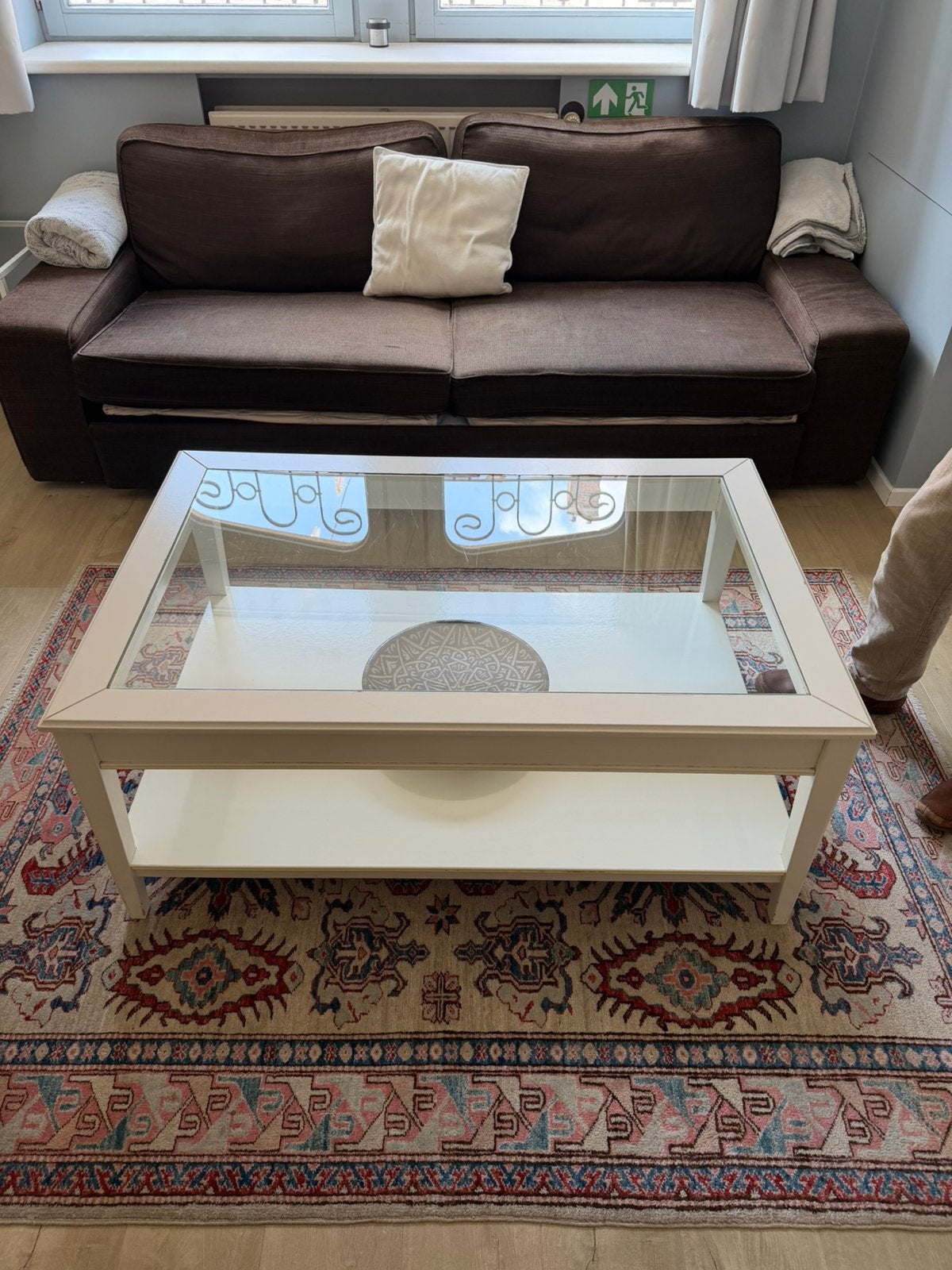 Witte salontafel met glazen blad, Enlèvement