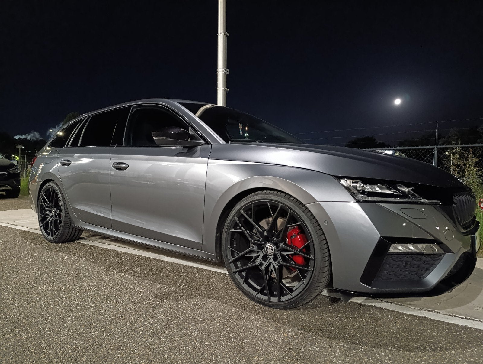 Skoda Octavia rs 03/2023 2.0 benzine 245pk, Autos, Argent ou Gris, Achat, Entretenue par le concessionnaire, Noir