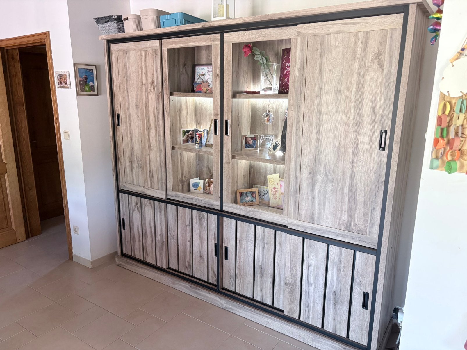 vaisselier buffet excellent état avec éclairage comme neuf, Maison & Meubles, Armoires | Buffets, Enlèvement ou Envoi, Comme neuf