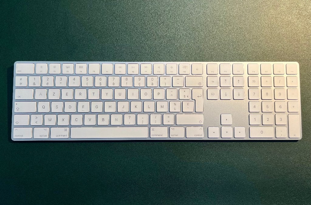 Apple Magic Keyboard met numeriek toetsenblok – AZERTY BE, Computers en Software, Ophalen, Azerty, Zo goed als nieuw, Draadloos