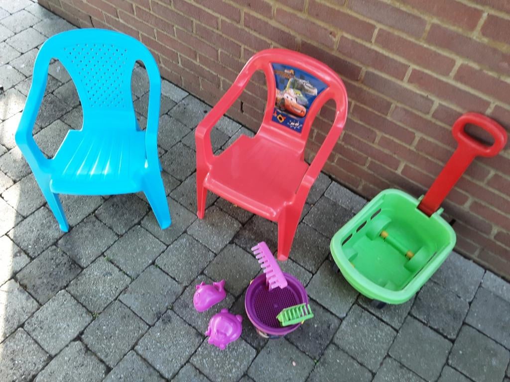 2 chaises enfant +1benne sur roulettes + accessoires plage, Comme neuf