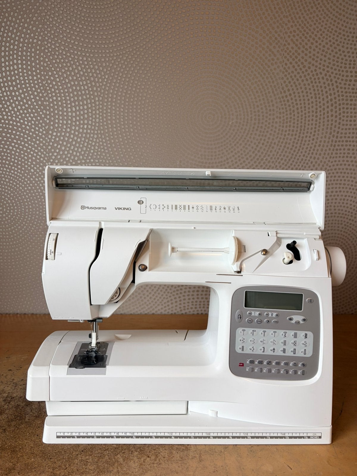 NAAIMACHINE HUSQVARNA PLATINUM 730 IN NIEUWSTAAT, Ophalen of Verzenden, Zo goed als nieuw, Naaimachine, Husqvarna