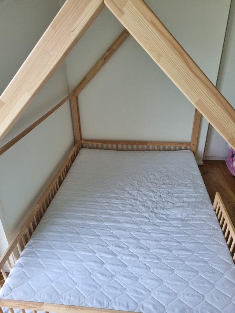 Lit cabane 140  200 + matelas mousse & coco, Enfants & Bébés, Sommier à lattes, Comme neuf, Enlèvement, 180 cm ou plus