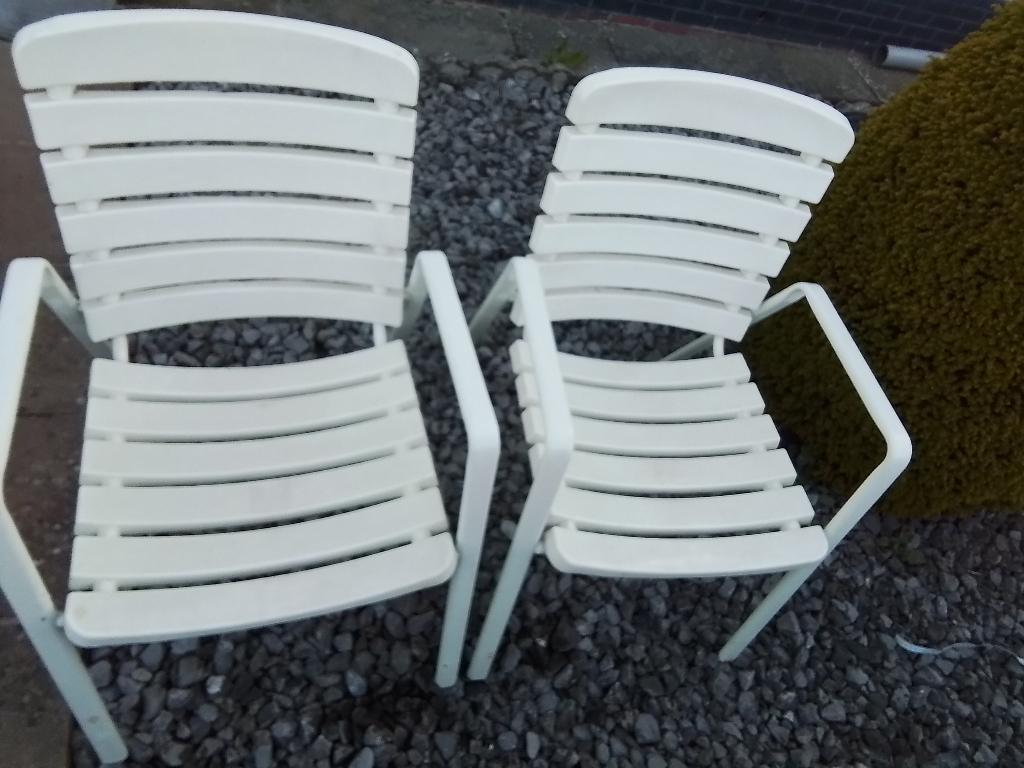10 stevige witte PVC tuinstoelen ,  ovale witte tuintafel, Enlèvement