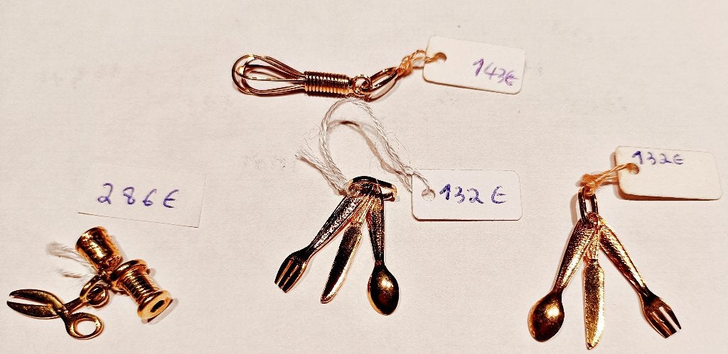 Pendentifs couverts, fouet ou couture/ière or 18K, NEUFS, Neuf, Enlèvement ou Envoi, Or, Autres représentations
