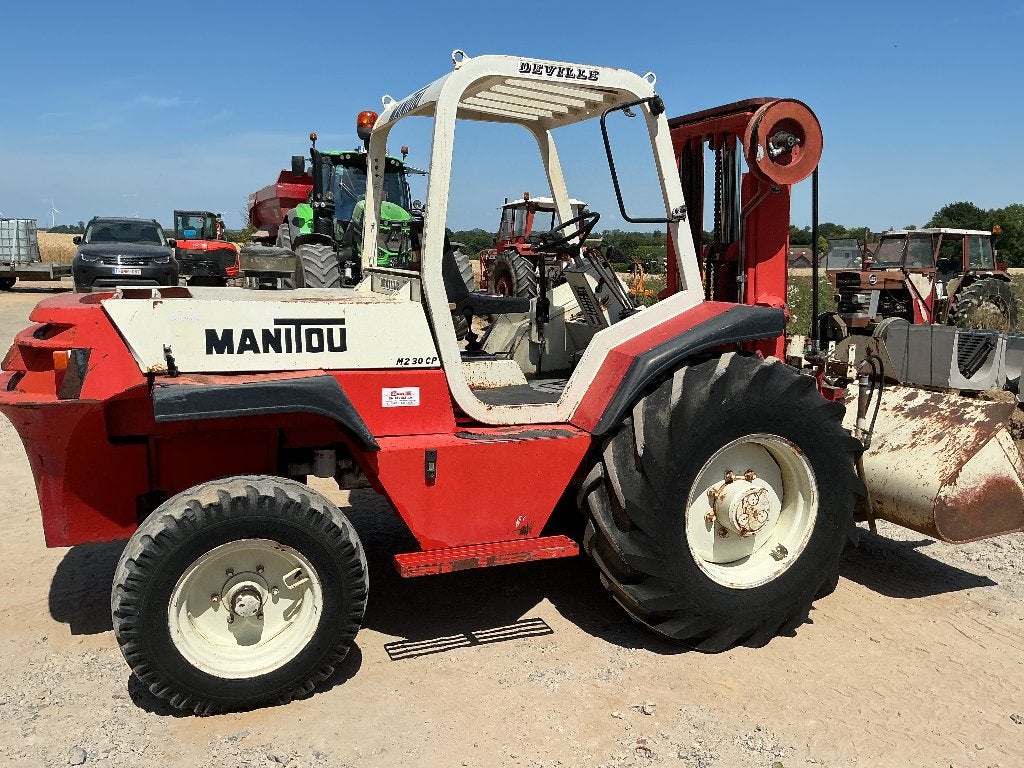 Clarck tout terrain manitou, Enlèvement, Chargeuse-pelleteuse