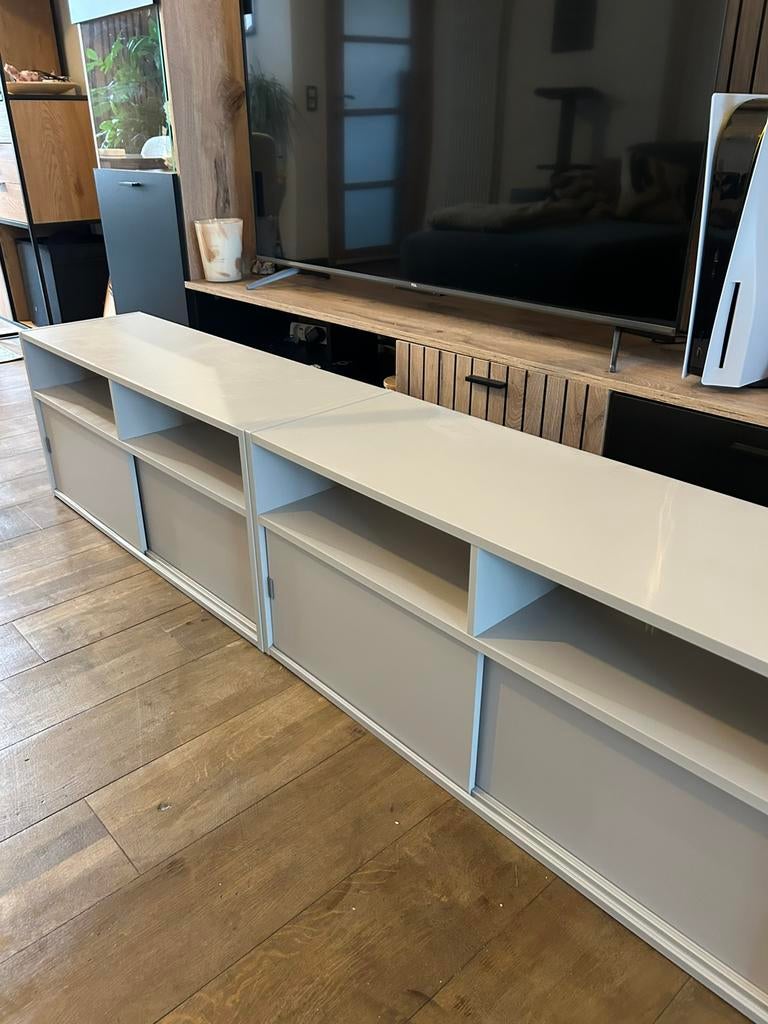 Tv-kast (televisiemeubel), Ophalen, Kunststof, 150 tot 200 cm, Zo goed als nieuw