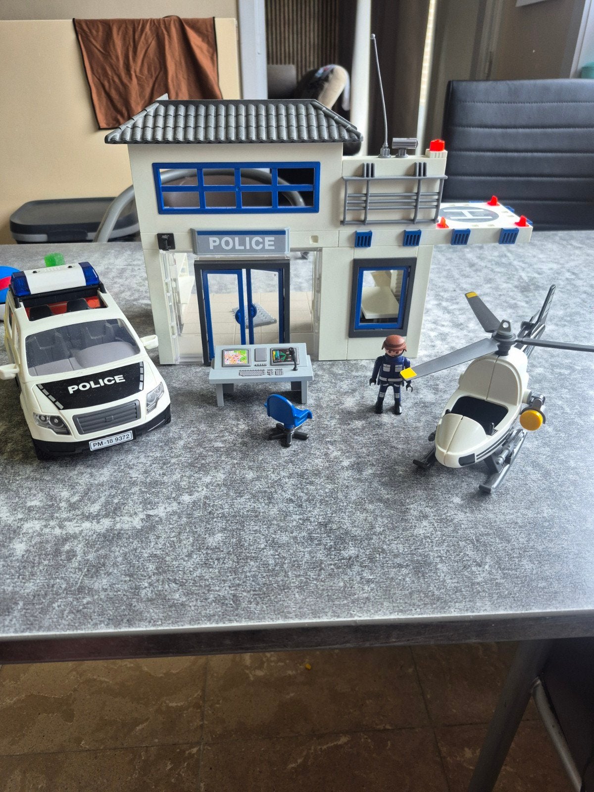 Playmobiel politiekantoor, Ophalen