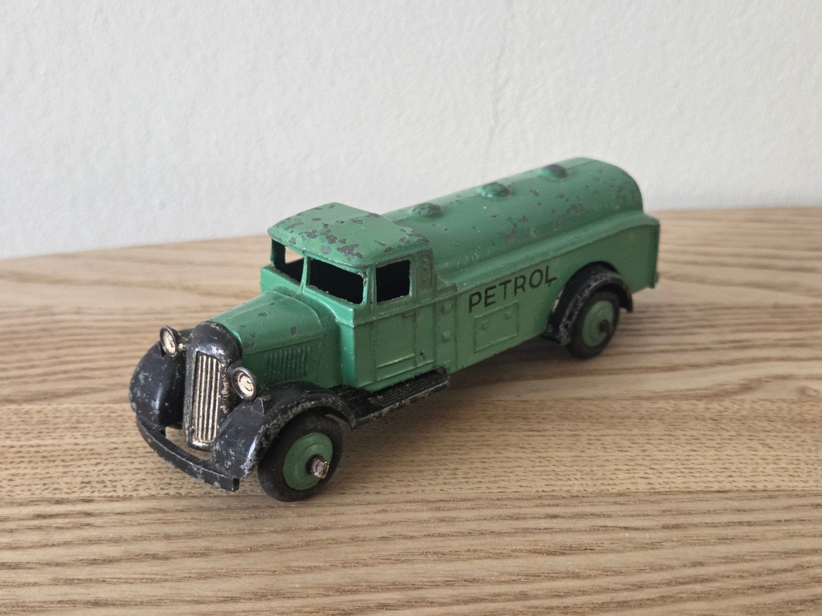 Dinky toys 25d Petron tanker, zeldzame lichtgroene versie, Hobby en Vrije tijd, Ophalen of Verzenden, Gebruikt, Bus of Vrachtwagen