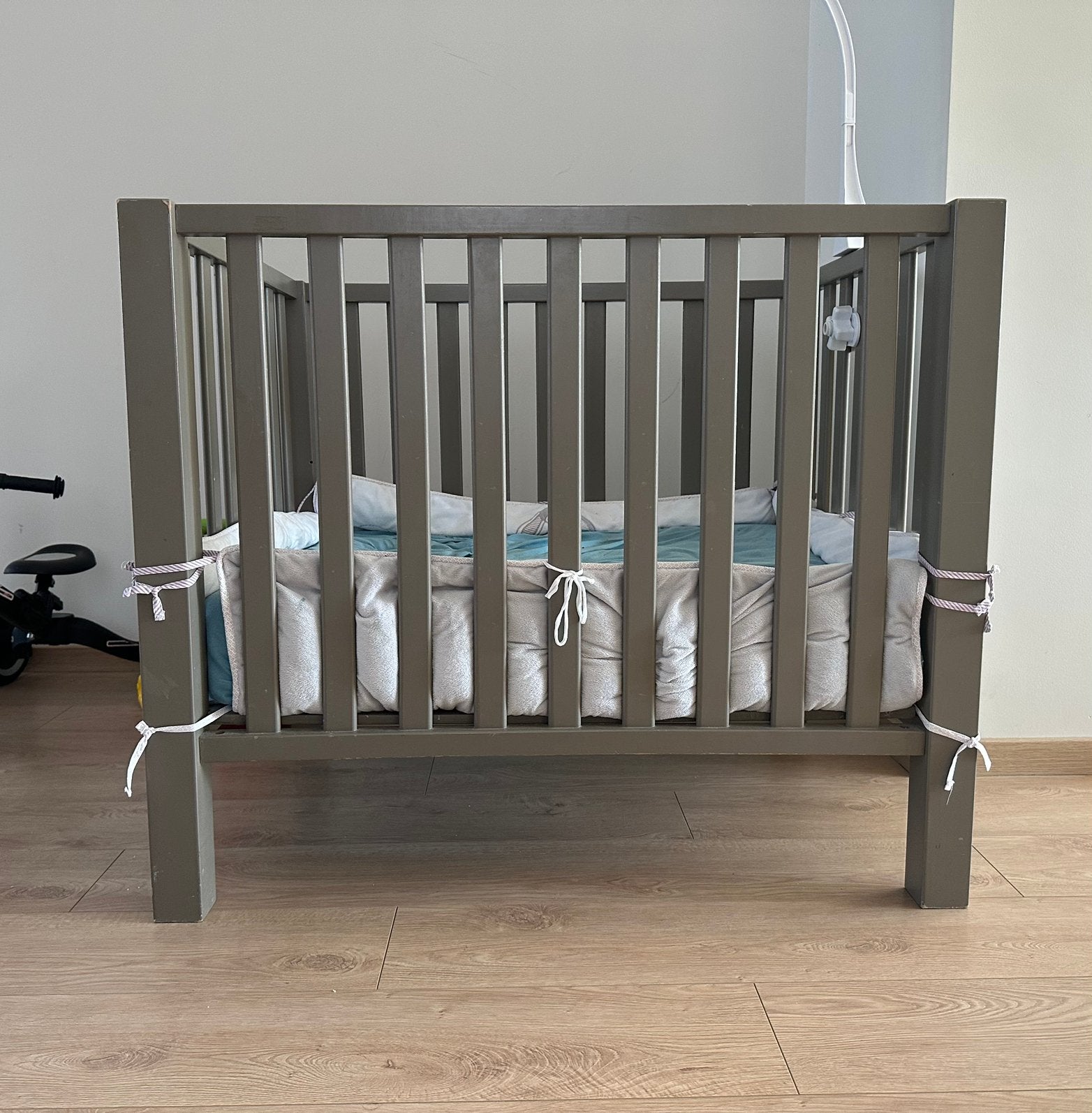 Parc bébé gris taupe  – bon état, Enfants & Bébés, Parcs, Enlèvement, Utilisé, Carré, Réglable en hauteur