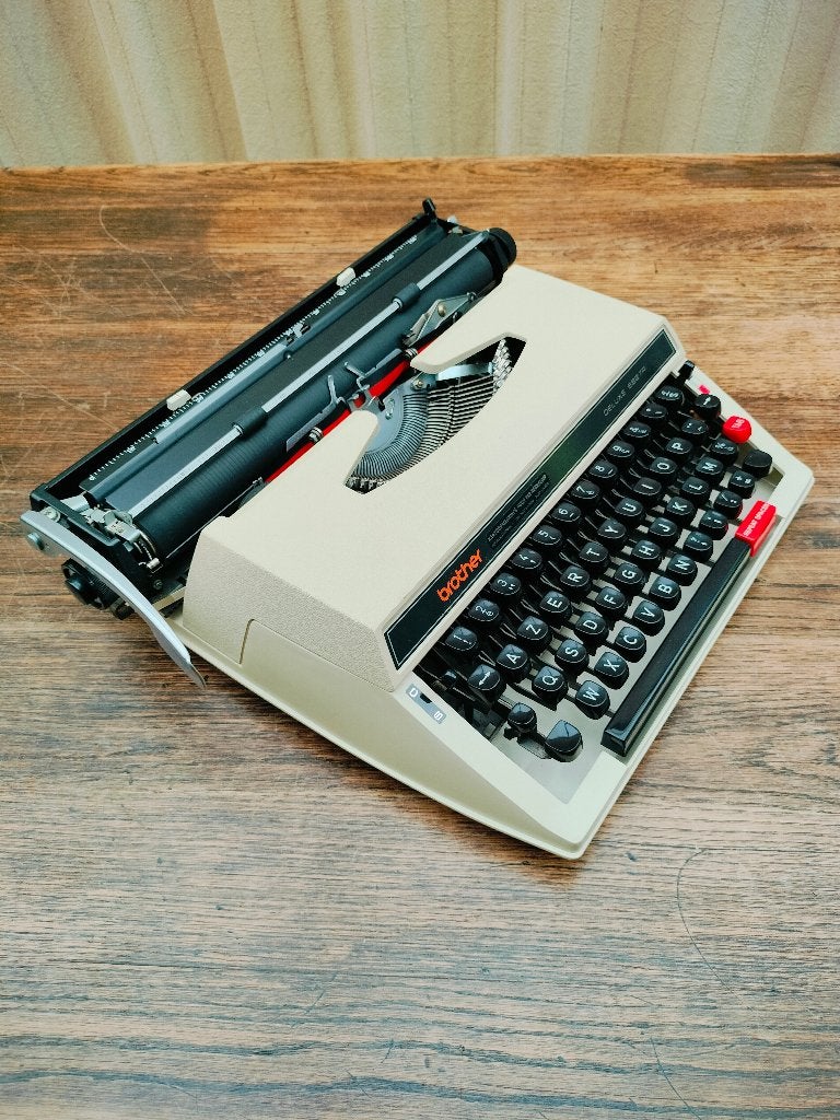 Typemachine BROTHER DELUXE 662TR. Draagkoffer. WERKT. Intact, Diversen, Ophalen of Verzenden, Gebruikt
